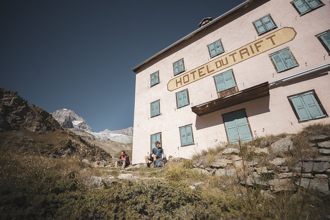 Brotzeit am verlassenen Hotel du Trift