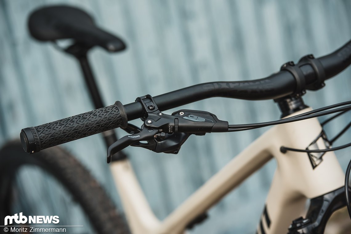 Die SRAM G2 RSC-Bremsen bringt das Hugenen mit ihren 200 mm Scheiben zuverlässig zum stehen.