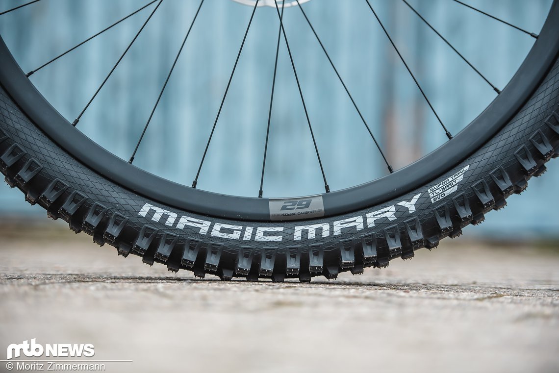 Die hauseigenen Carbon-Laufräder sind mit Schwalbe Magic Mary- und Big Betty-Reifen bestückt.