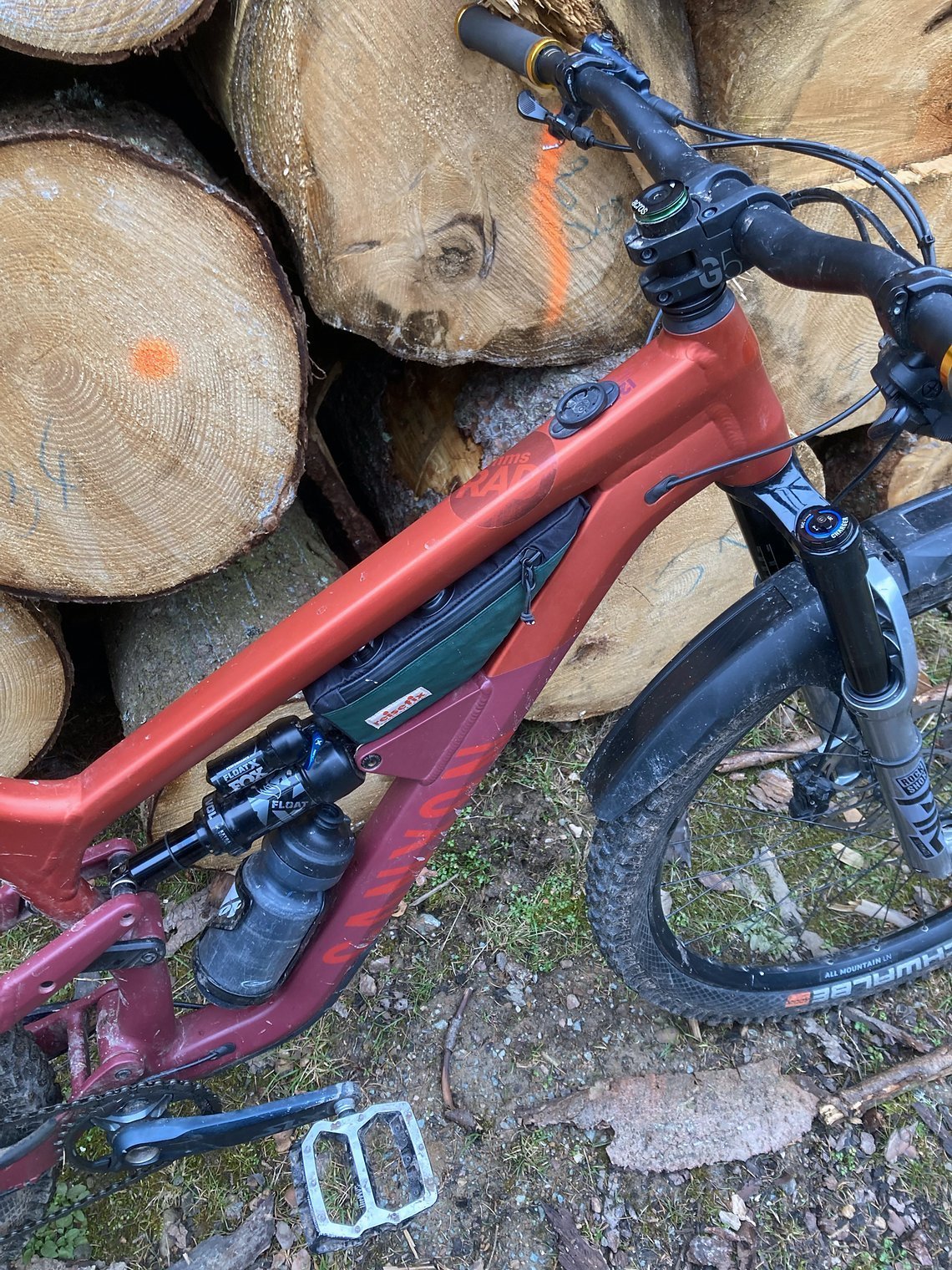 Alles mit dabei am Trail-Bike: Laurenz hat sich von Reisefix eine Custom-Rahmentasche für sein Spectral 125 anfertigen lassen.