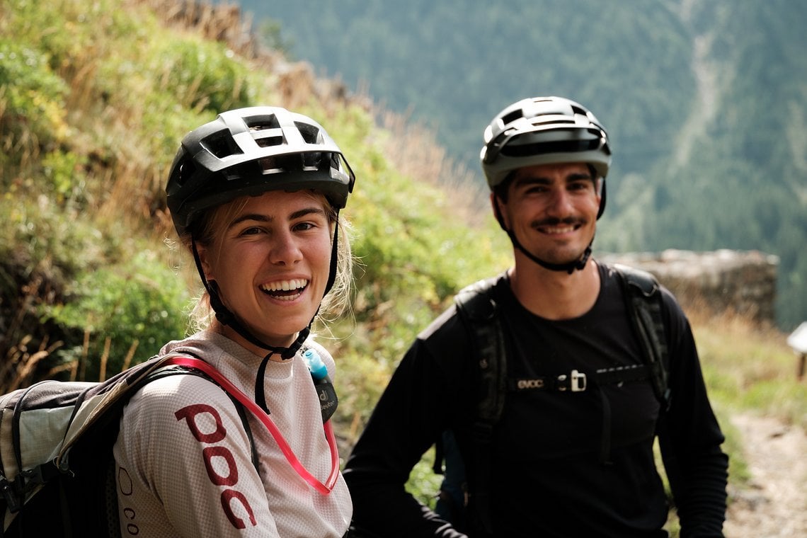 Flitterwochen auf dem Bike. Leonie und Nikolai Pieper haben sich für eine abenteuerliche Hüttentour in Graubünden entschieden.