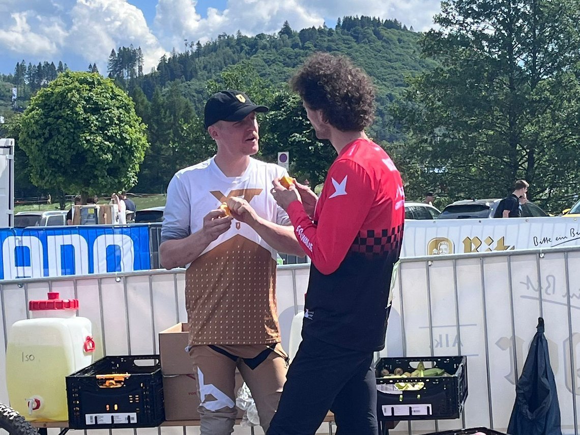 „Fährst du gleich vor oder soll ich?“ Wir können nur mutmaßen, was Texi hier Torben Drach fragt.