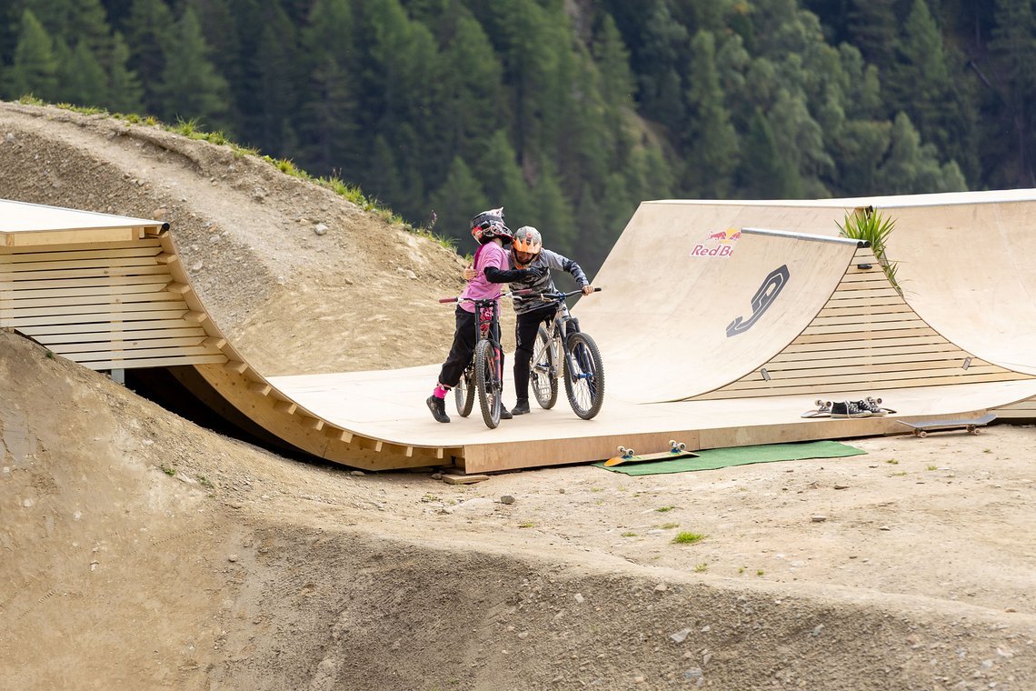 Gemma Corbera und Kurtis Downs begutachten die Skating Area