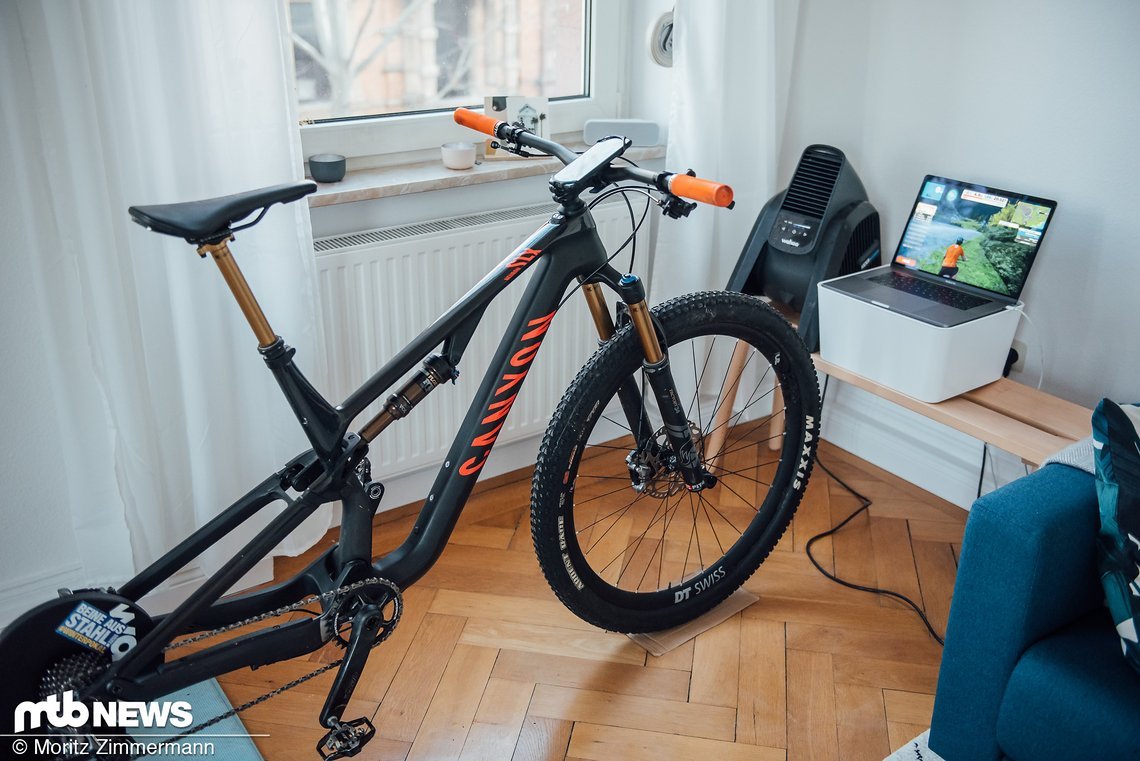 Unser Zwift Offroad-Setup besteht aus einem Canyon Neuron mit Smartphone-Halterung am Lenker, einem Wahoo Kickr Smart-Rollentrainer, einem Laptop und einem Wahoo Kickr Headwind-Ventilator