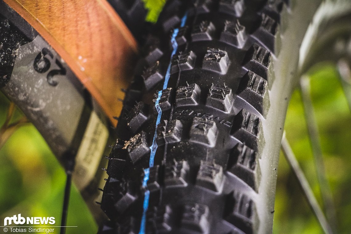 Großzügig abgestützte Seitenstollen sind für den Kurven-Grip zuständig.
