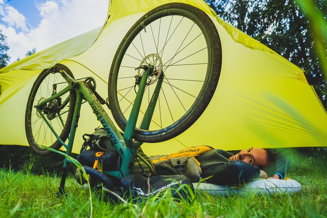 Das Bike kann  Zeltstangen und Bäume zum Aufbau des Tarps ersetzen..