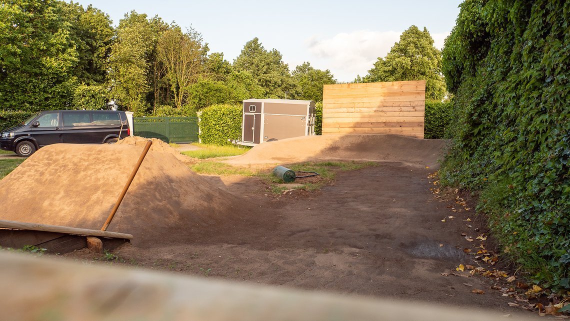 Hinterm Haus entsteht aktuell eine Mountainbike-Strecke für die Kids.
