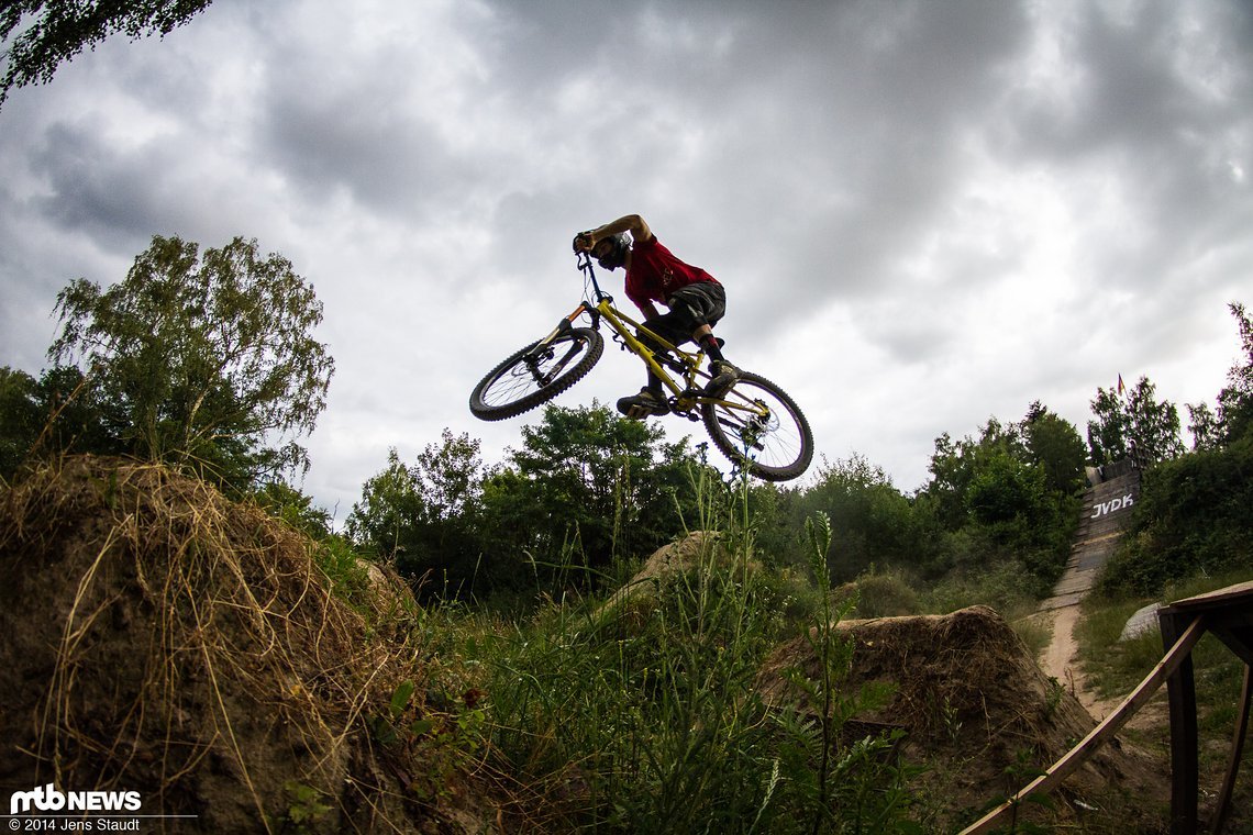 ...erst dann kommen wir über die Dirt Jumps