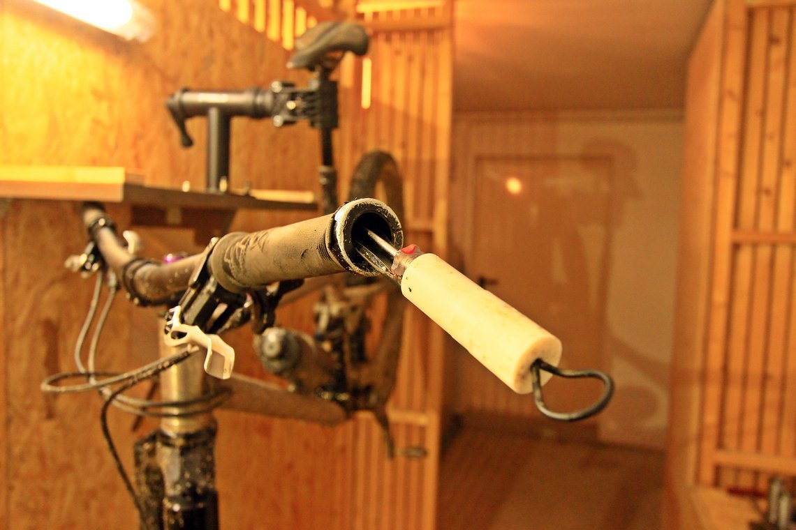Auch versteckte Details wie das Flickset im Lenker finden sich am Bike