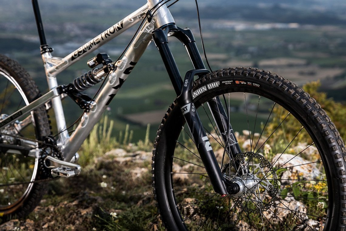 In den vergangenen Jahren hat sich EXT im Mountainbike-Sektor einen Namen mit sehr hochwertigen Stahlfeder-Dämpfern für Enduro und Downhill-Fahrer gemacht.
