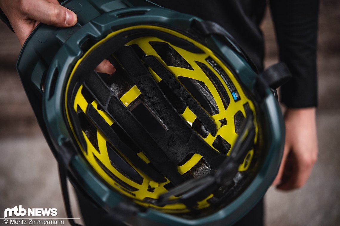 Der Helm kann im Sturzfall lineare wie auch rotatorische Aufprallkräfte Absorbieren.