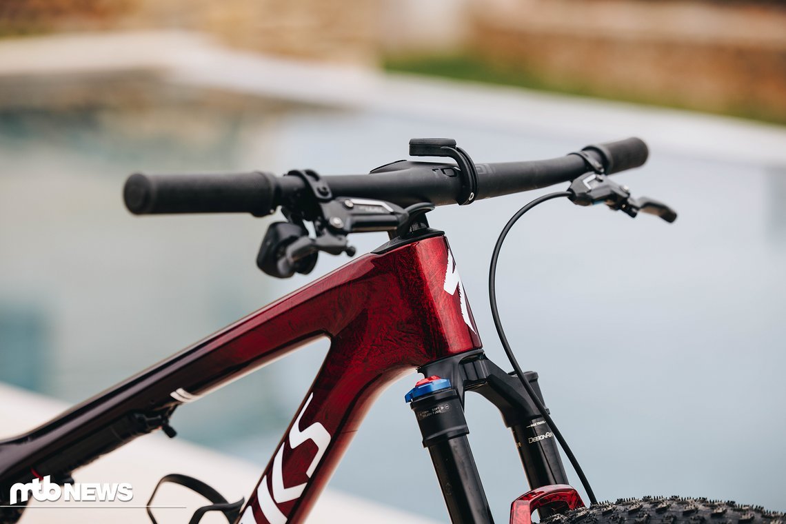 Das Cockpit sowie etliche weitere Anbauteile stammen von der hauseignenen Marke Roval