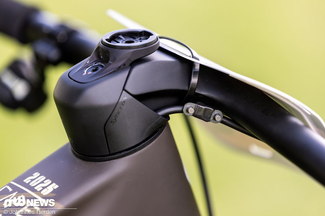 Am Lowrider-Vorbau von Syncros ist nicht nur der GPS-Mount integriert, es findet sich auch noch ein Kettenschloss für den Notfall.