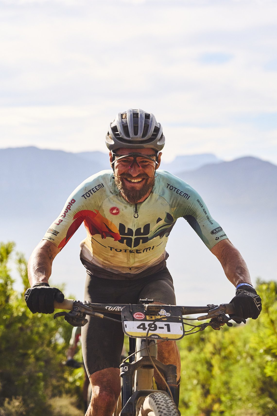 during Stage 4 of the 2025 Absa Cape Epic Mountain Bike stage race held at Fairview, Paarl, Cape Town, South Africa on the 20th March 2025. Photo by Michael Chiaretta/Cape Epic
PLEASE ENSURE THE APPROPRIATE CREDIT IS GIVEN TO THE PHOTOGRAPHER AND ABS