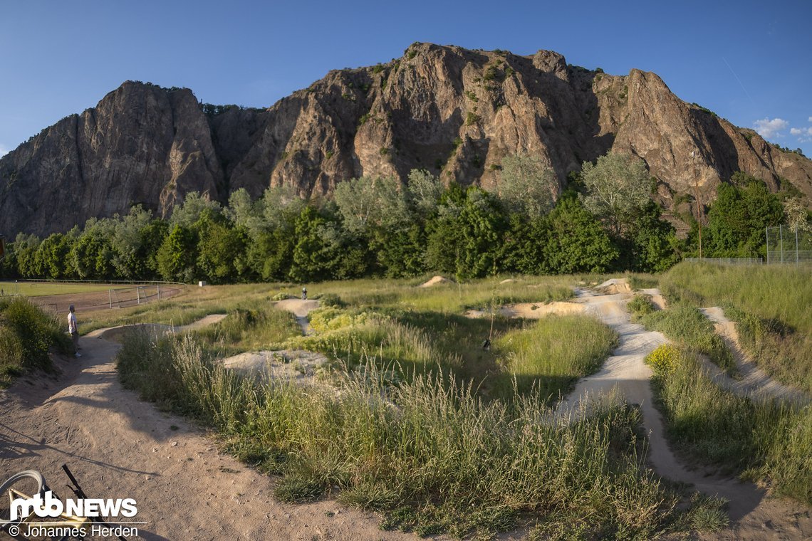 Der Pumptrack unterhalb des Rotenfels bietet eine spektakuläre Sicht und on top eine kleine Dirt-Strecke neben dem eigentlichen Pumptrack.