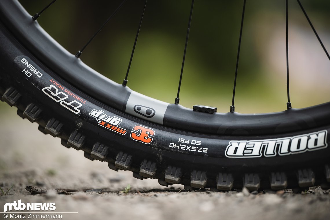 An den Carbon-Felgen sind Ausgleichsgewichte für das Ventil angebracht.