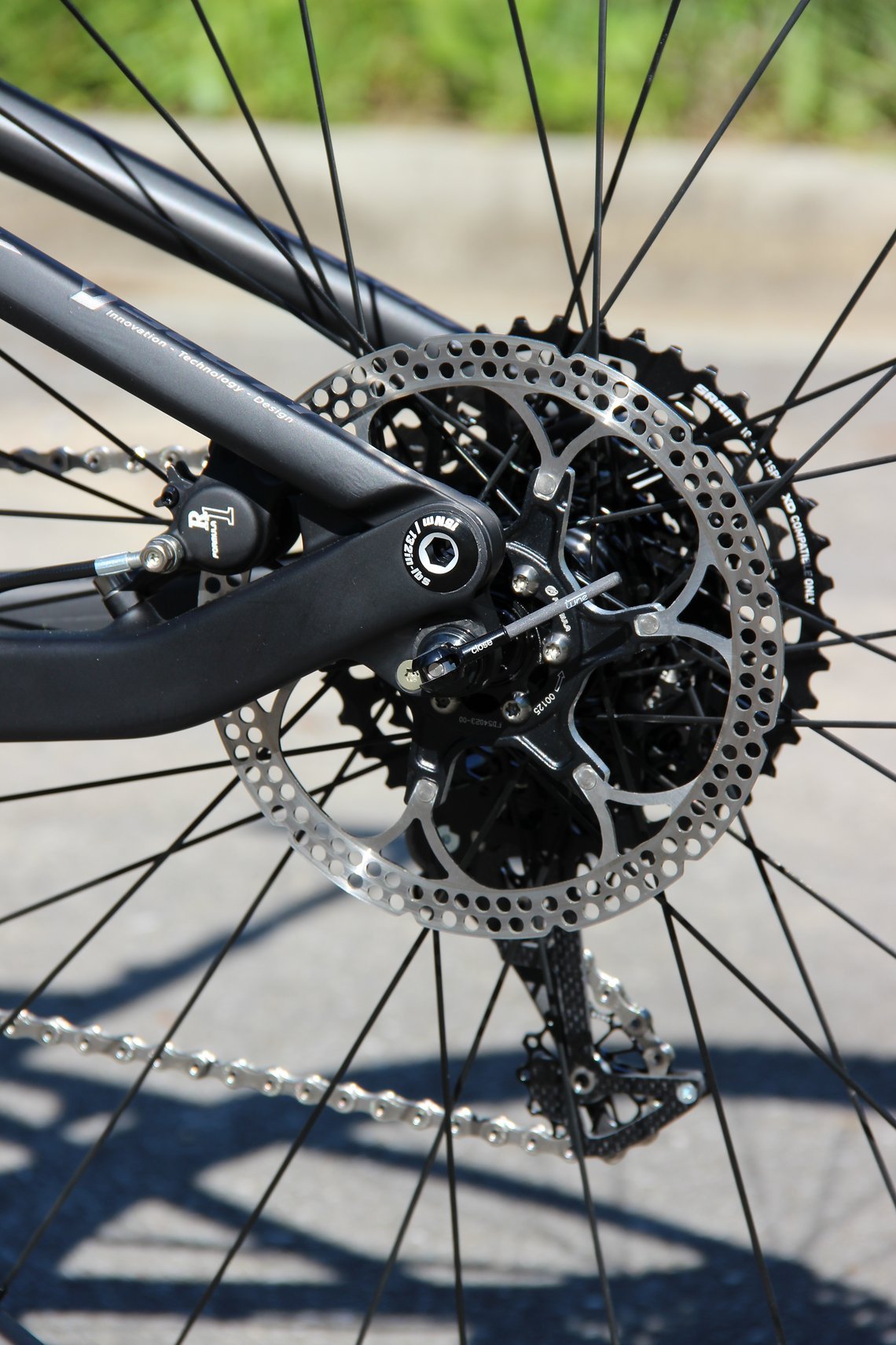 Analog dem Hardtail setzt Wastelino auf Formula und Tune für Bremse und Naben