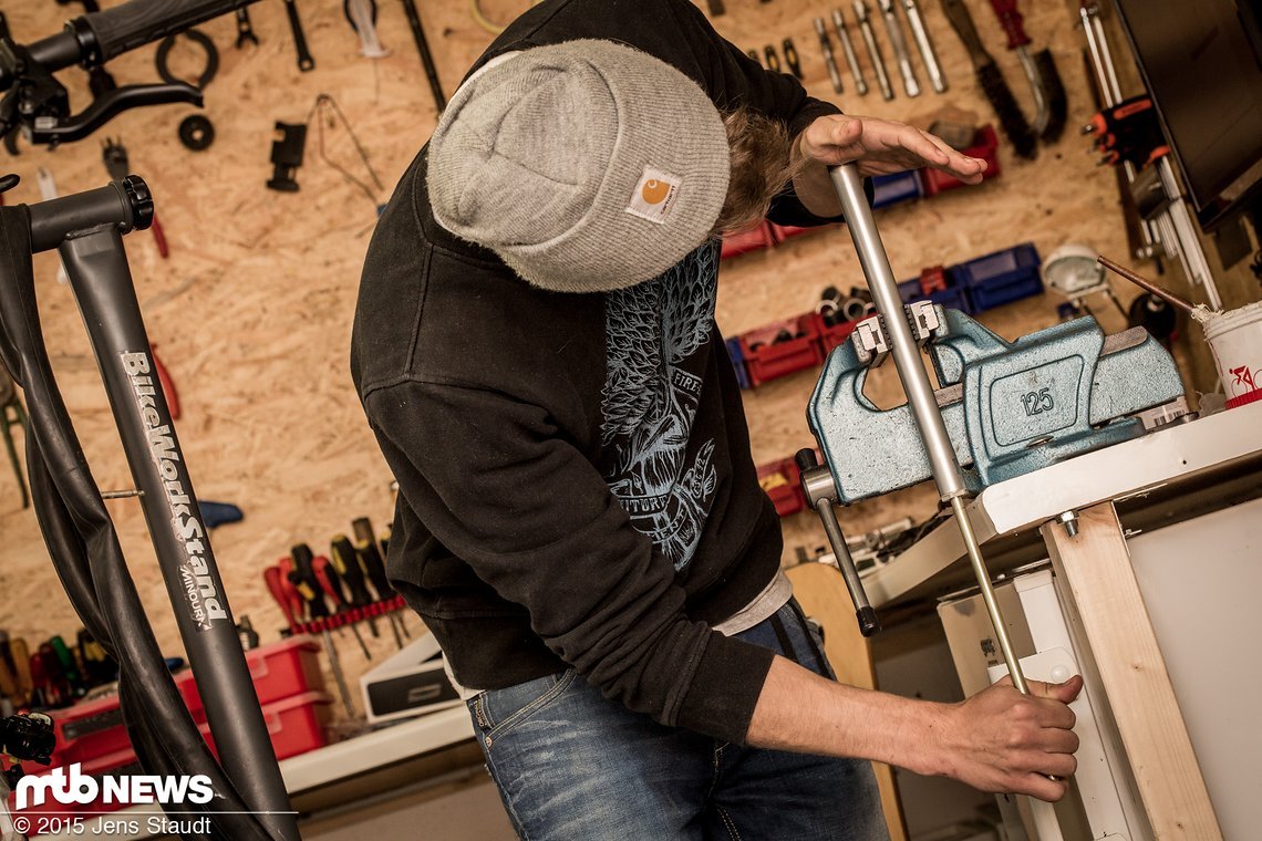 Verschließt die Kartusche per Hand und zieht die Zugstufe einige Male durch's Öl.
