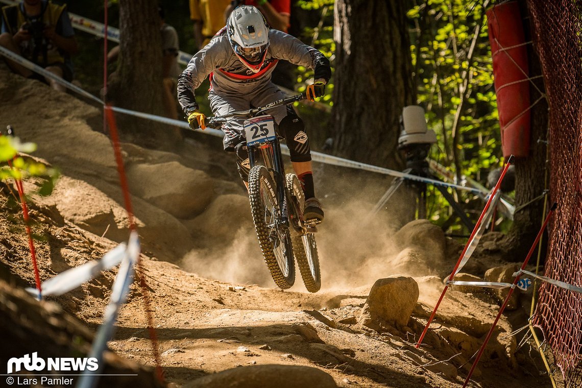 Ein ungewohnter Anblick: Sam Blenkinsop mit Handschuhen.