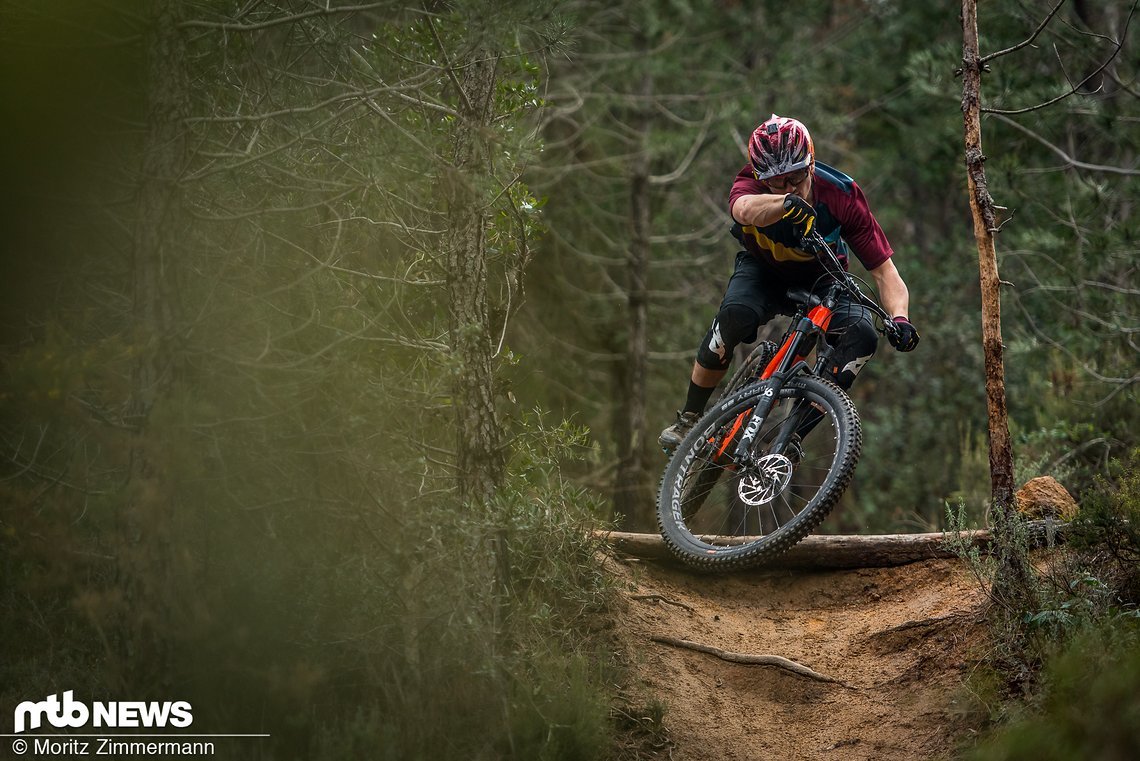 Während man auf engen Trails etwas das Feedback vermisst, wacht das Trek Slash 9.8 bei höheren Geschwindigkeiten sofort auf
