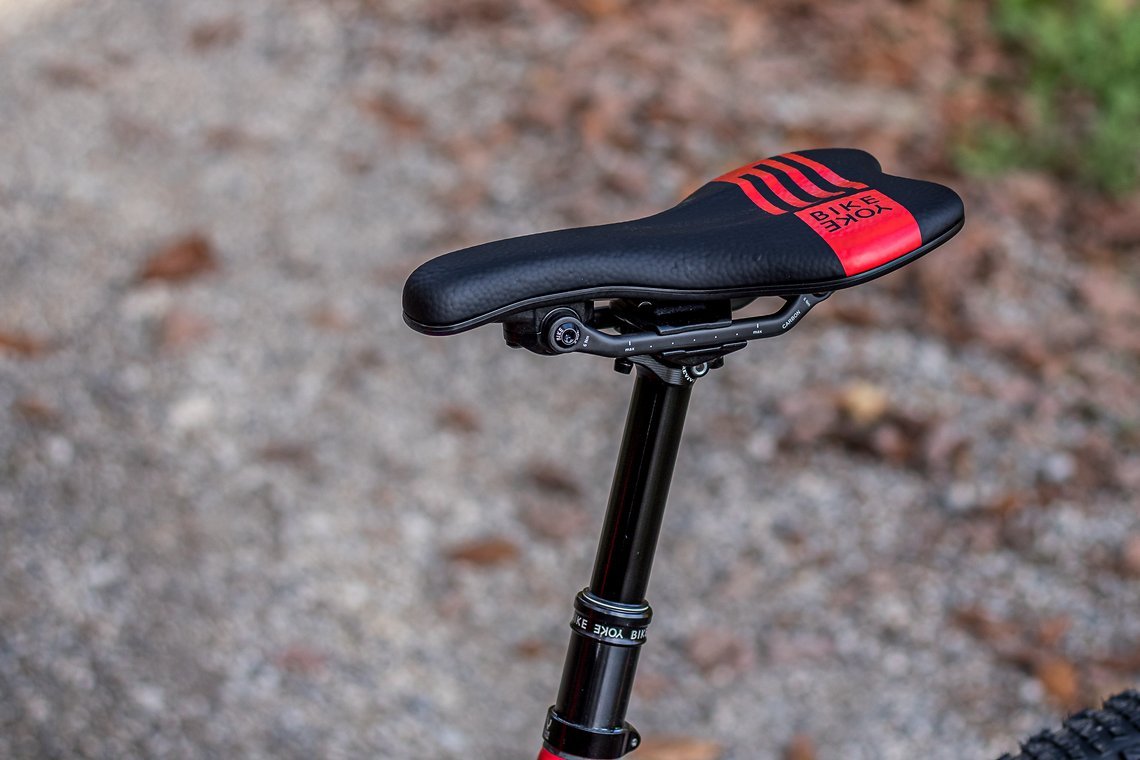 Selbstverständlich sind auch die passende BikeYoke Revive-Stütze und der Sagma-Sattel mit an Bord.