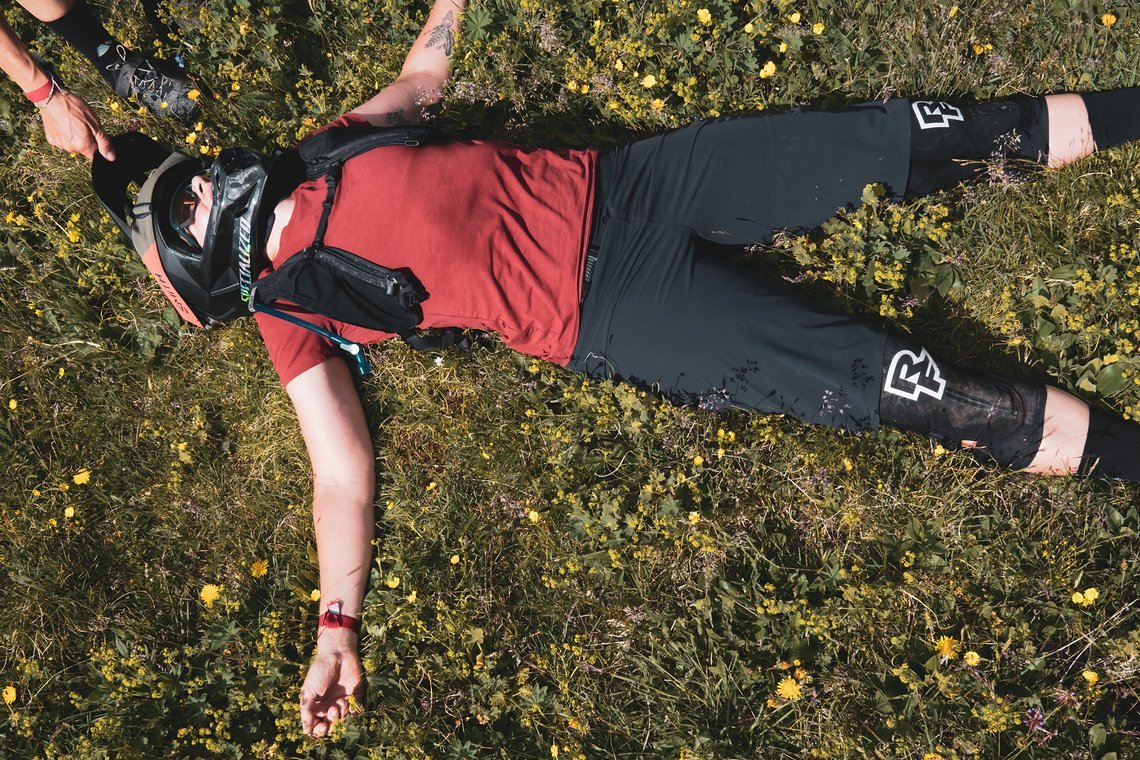 47 - Höhenkrank? Koffeinschock? Vom Panorama überwältigt? Oder nur sehr erfahren im Kräfte-Einteilen? Anita rastet auf der Bergblumenwies  - Foto (c) Matthias Kennel :BikeMedia jpg