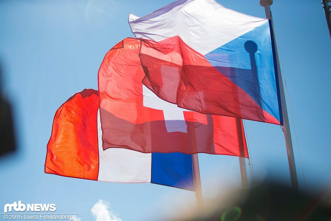 Die Flaggen der ersten Drei: Schweiz vor Frankreich und Tschechien.