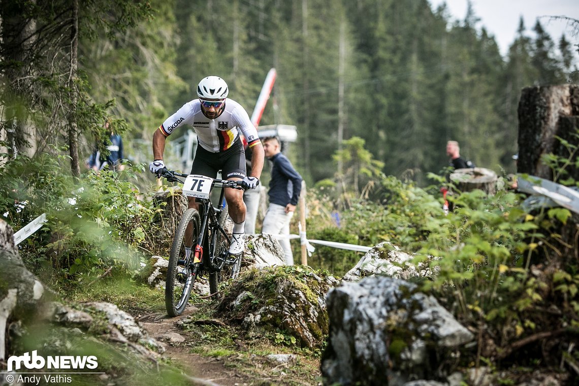 Manuel Fumic holte das historische Silber. Der Cannondale-Fahrer verlor recht früh den Anschluss an Nino Schurter und verwaltete anschließend den zweiten Rang sicher.