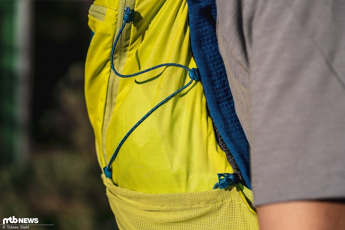 Über die Schnüre kann der Rucksack bei geringer Beladung wirkungsvoll komprimiert werden