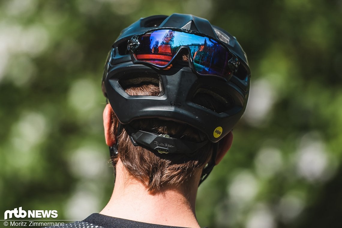 Manche Bike-Brillen wie die Oakley Jawbreaker können praktischerweise problemlos in die hinteren Belüftungsöffnungen des A2 geschoben werden.