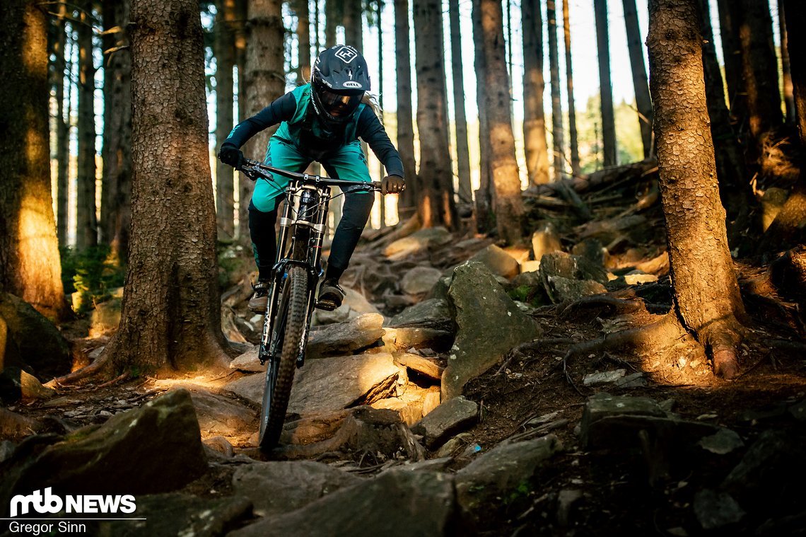 So viel Kontrolle in extrem anspruchsvollen Passagen vermittelt kein anderes Downhill-Rad im Test.