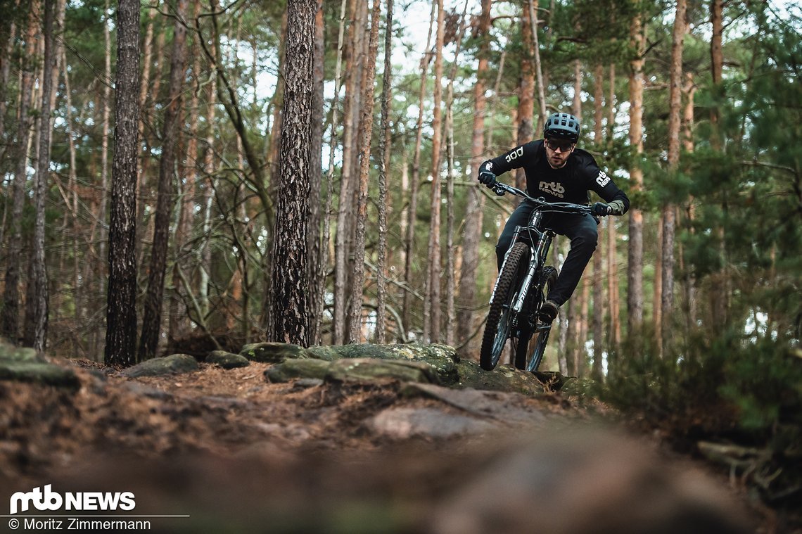 Neben steilen, schlammigen Trails sind wir auch über die ein oder andere Steinplatte gefahren