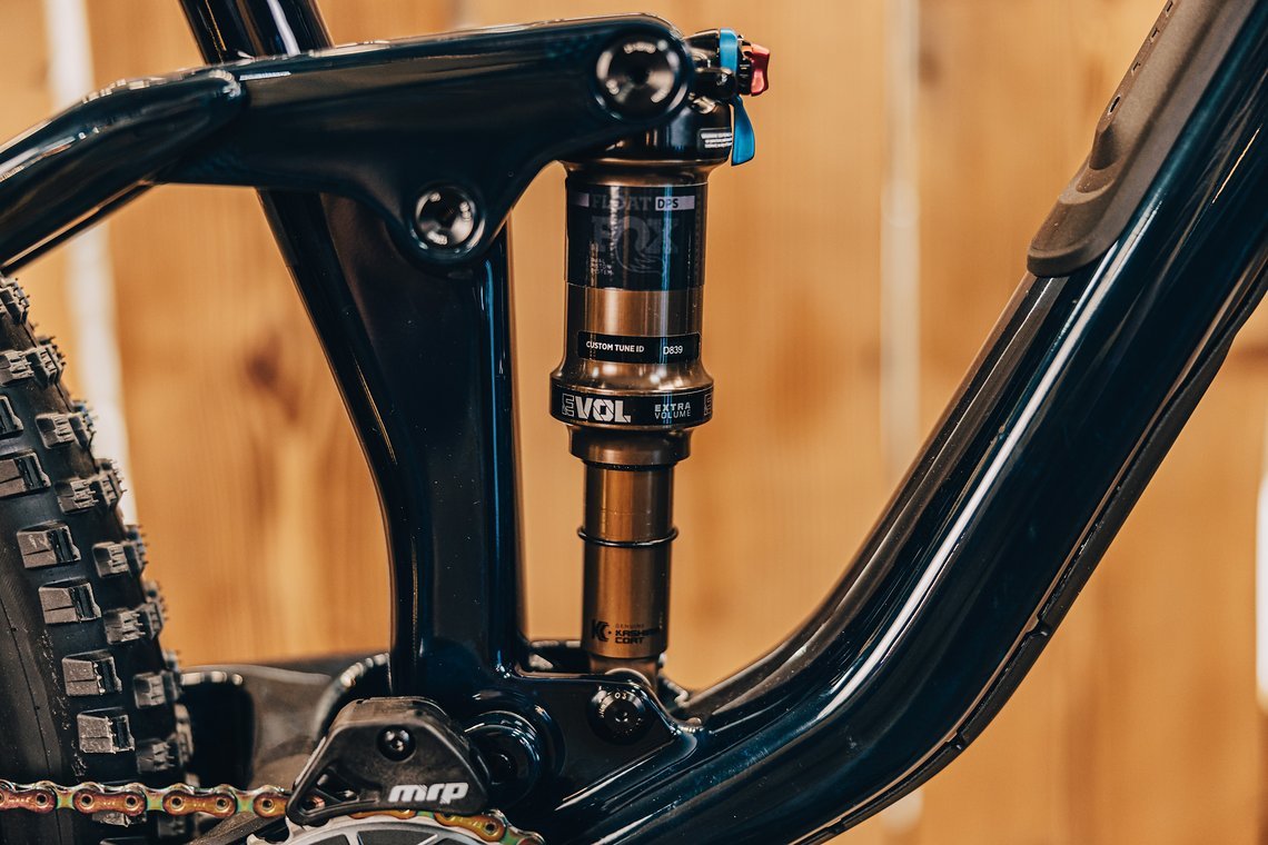 Am Heck bietet das Stereo One44 knackige 140 mm Federweg.