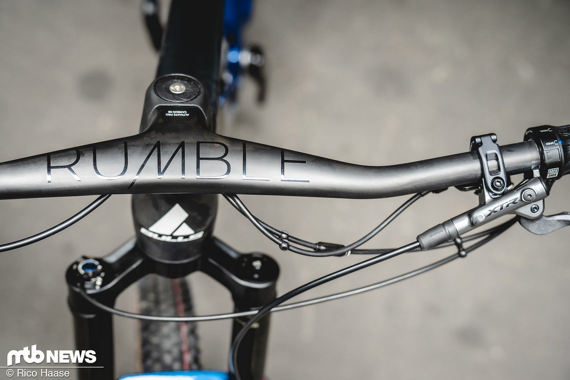 Bulls Rumble: Der Name ist Programm. Neben dem Cockpit stammt auch die Stütze aus Bulls eigenem Komponentenregal.