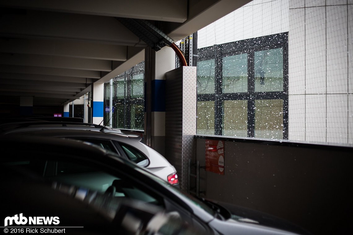 Wenn es draußen schneit wird eben in Einkaufshallen Rennen gefahren. Es gibt kein schlechtes Wetter nur...