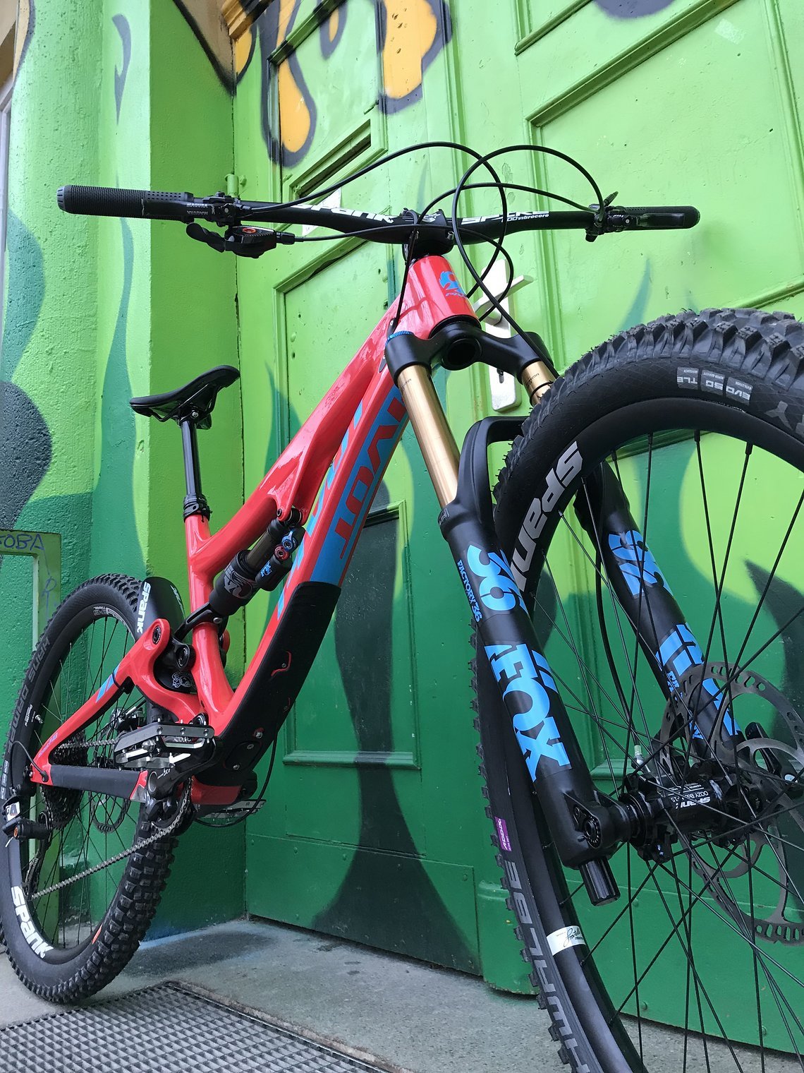 Das potente Fahrwerk besteht aus einer Fox 36 Grip2 Federgabel mit 170 mm Federweg ...