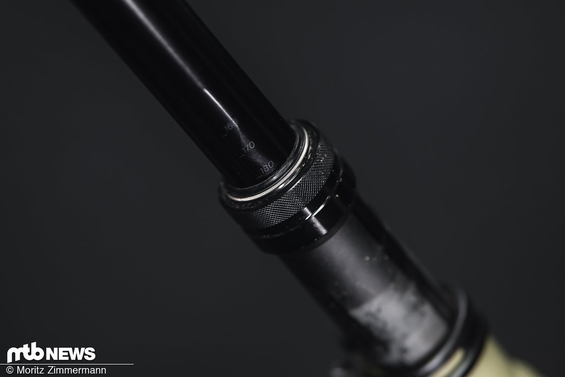 Richtig viel Hub bietet die verbaute Vario-Sattelstütze – so sollte das bitte an jedem günstigen Bike sein!