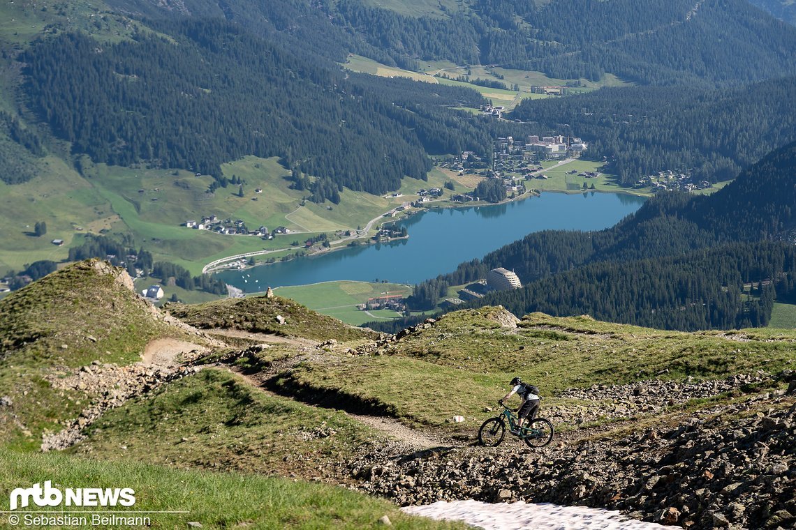 Auch der Davoser See droht immer wieder vom Trail abzulenken.