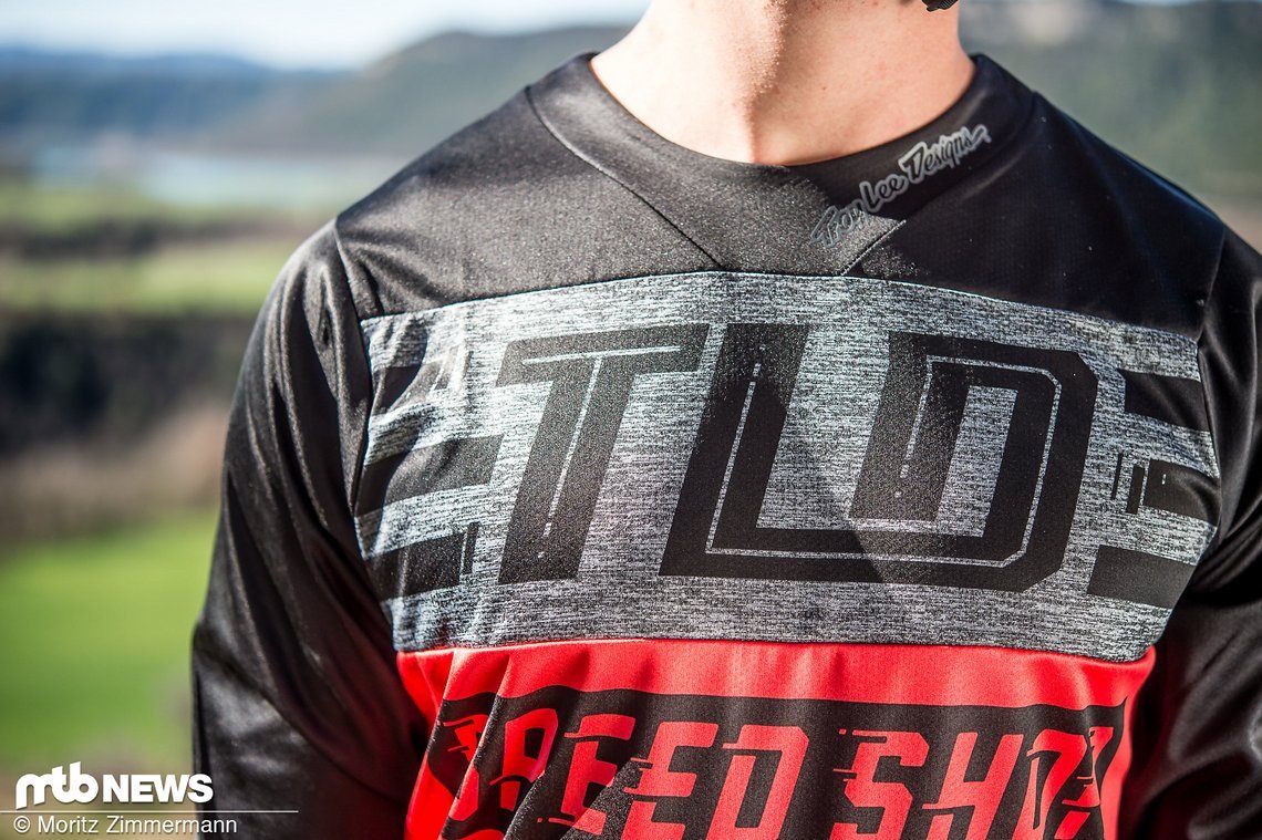 Das Ruckus Bolt-Jersey von Troy Lee Designs sticht in bester TLD-Manier sofort ins Auge.