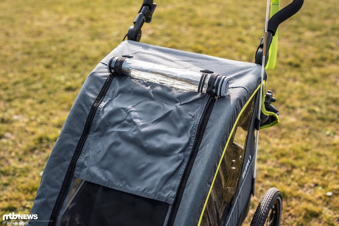 Das Regenverdeck kann sauber auf dem Anhänger fixiert werden
