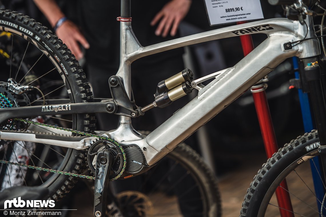 Auch bei Alutech gab es neben regulären Rädern E-Mountainbikes zu bestaunen.