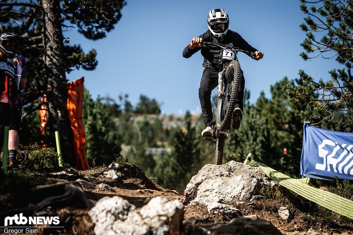 Sam Blenkinsop demonstriert, wie krass die Strecke in Andorra teilweise ist.