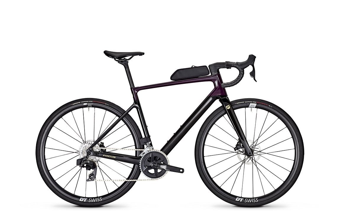 Das Focus Paralane 8.8 ist ein Allround-Rennrad mit SRAM Rival AXS Gruppe und hochwertigen DT Swiss Laufrädern, das 9,3 kg auf die Waage bringt.