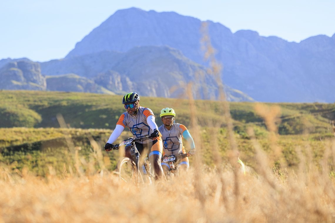 An dieser Stelle wollen wir euch die vielen tollen Impressionen des ersten Renntages beim Cape Epic natürlich nicht vorenthalten.