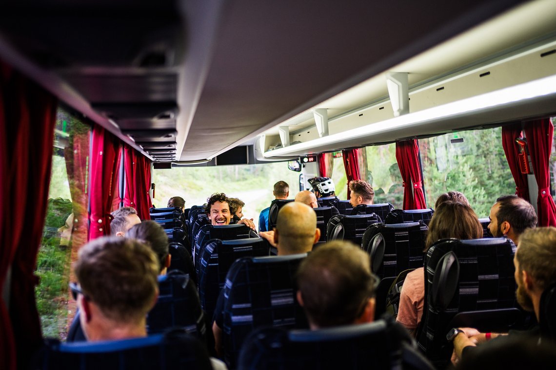 15 - Beim Shutteln im Reisebus steigt die Vorfreude, das war schon als Schulkind so  - Foto (c) Max Schumann jpg