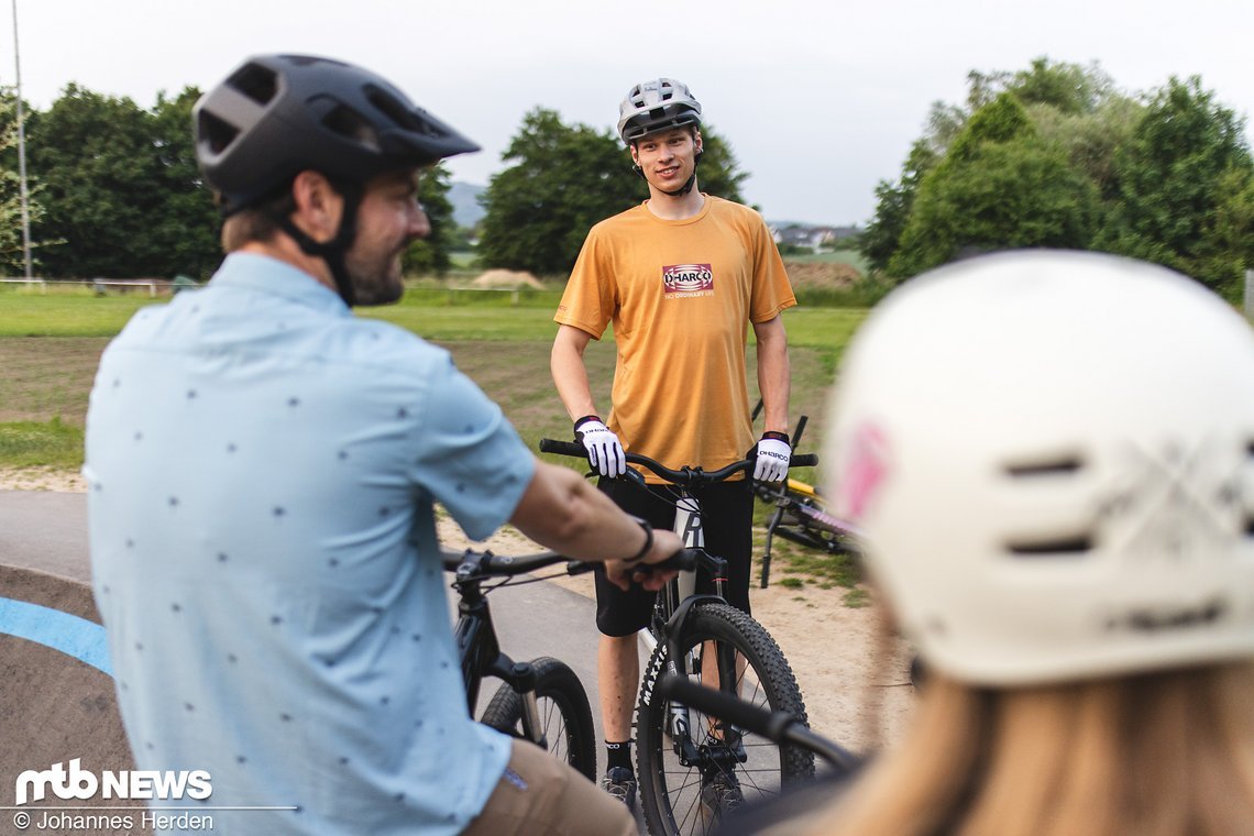 Marvin hat das Mens Short Sleeve Tech Tee (54,99 €) und die Mens Gravity Shorts (99,95 €)