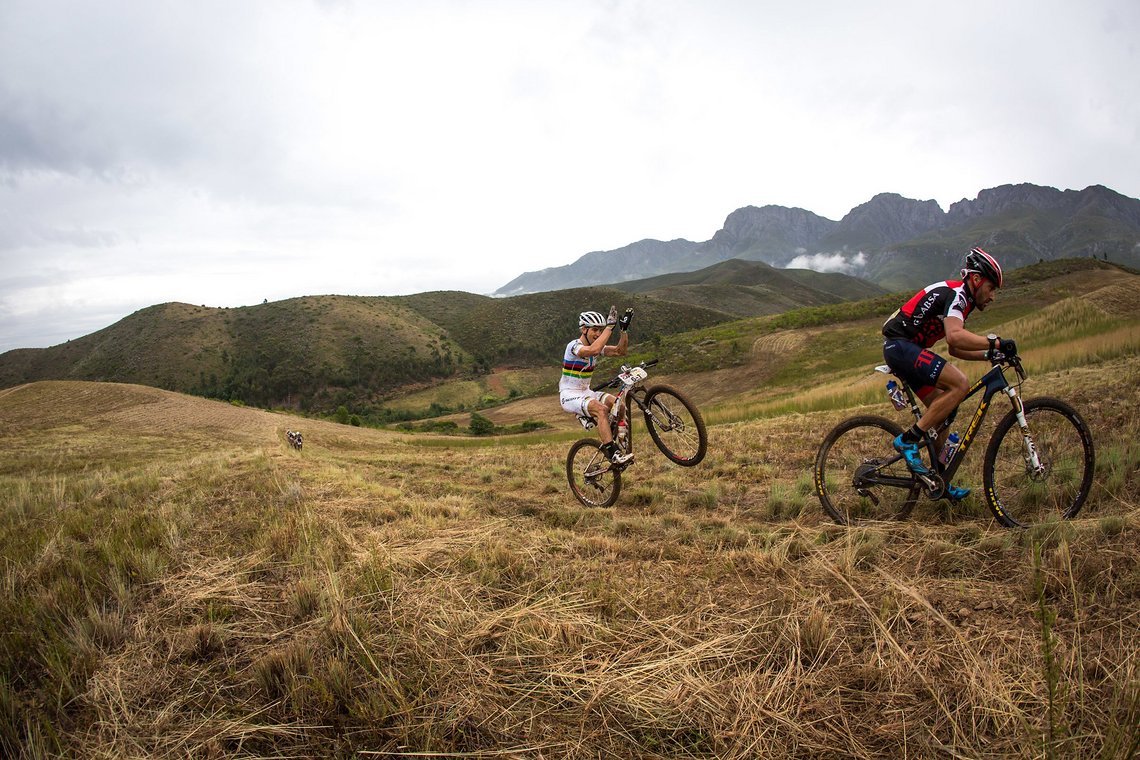 Nino Schurter feuert seinen Vordermann an - als Weltmeister darf er das - Cape Epic 2014 Prolog - Foto von  Nick Muzik-Cape Epic-SPORTZPICS