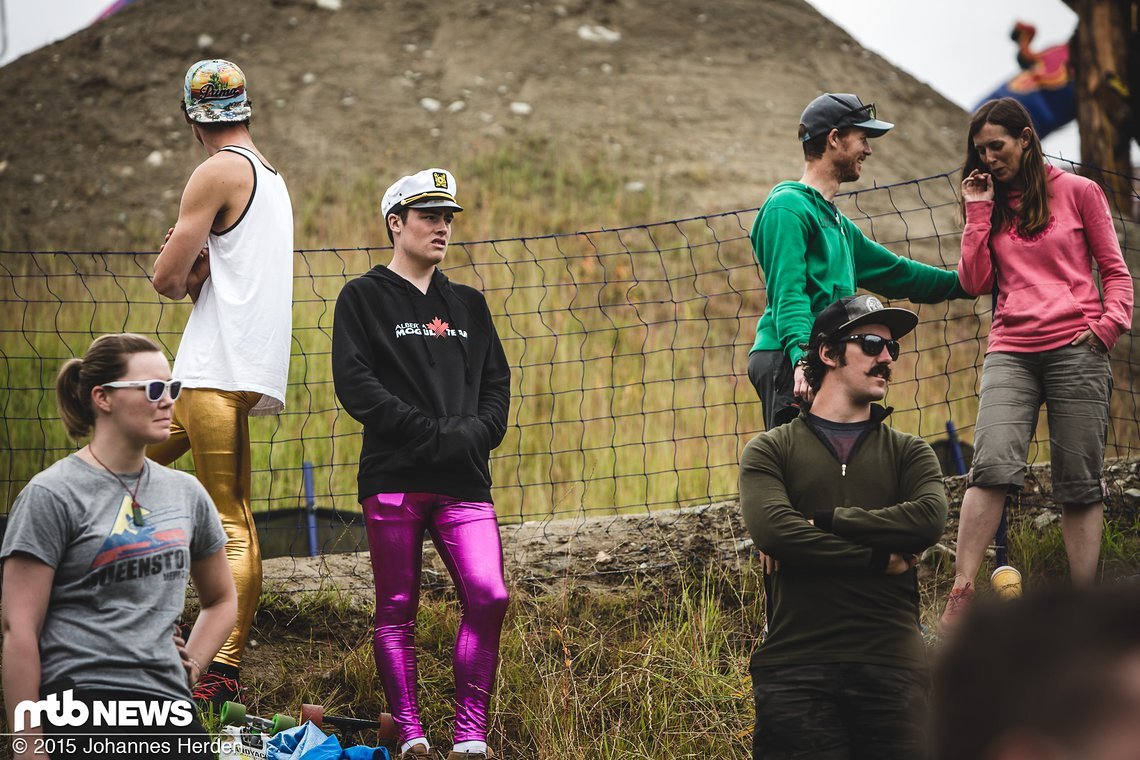 Farbenfrohe Bekleidung der Fans