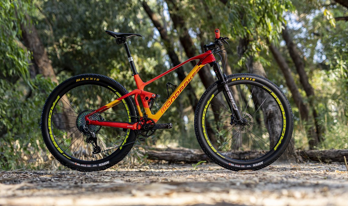 Das F-Podium von Jofre Cullell kommt mit den selben Parts wie die Bikes des McConnell-Ehepaars daher