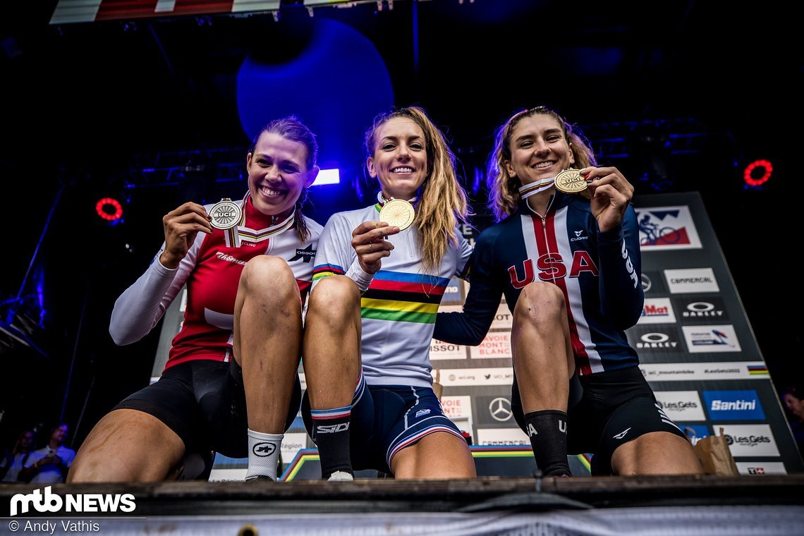Das Podium der Damen im Short Track der WM 2022